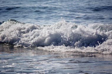 Küçük köpük dalgalı mavi güney denizi manzarası