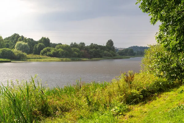 Uma bela vista do rio tranquilo. Ensolarado, dia de verão no rio no campo rural. — Fotografia de Stock