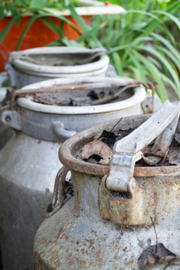 Eski süt kutularıyla kırsal bir arka plan. Antika süt kutuları