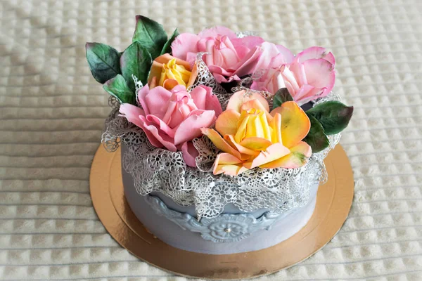 砂糖ペースト状の花のバラの花の箱ケーキが閉じます — ストック写真