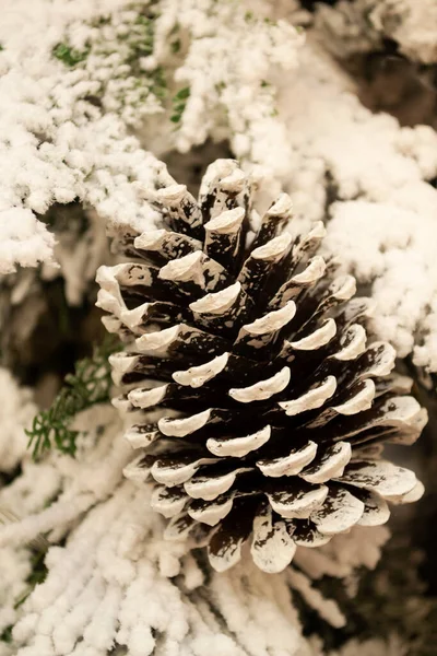 Різдвяний Ялинковий Фон Різдвяні Прикраси Прикрасами Снігу Конуса Вертикальне Зображення — стокове фото