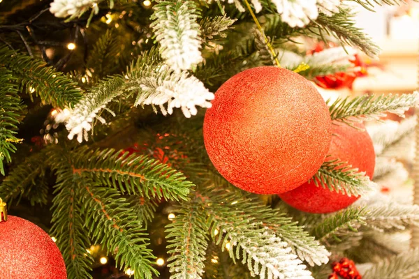 Décoration Boule Noël Rouge Pendaison Branche Épicéa Avec Espace Copie Photo De Stock