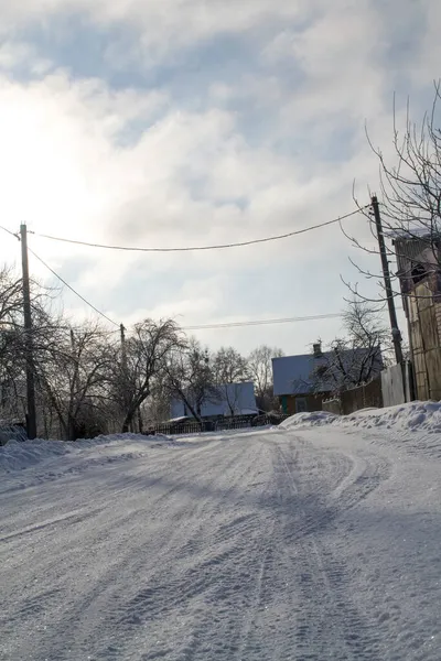 Дорога в снегу в сельской местности Беларуси — стоковое фото