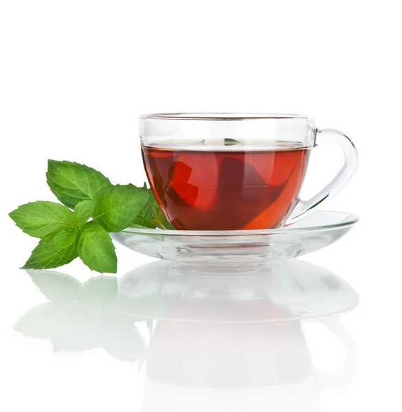 Taza de té con hojas de menta aisladas sobre fondo blanco —  Fotos de Stock