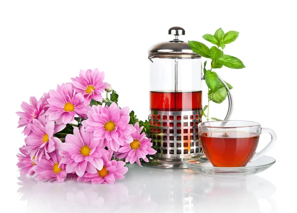 Teekanne Tee mit Minze und rosa Blüten isoliert auf weißem Hintergrund — Stockfoto