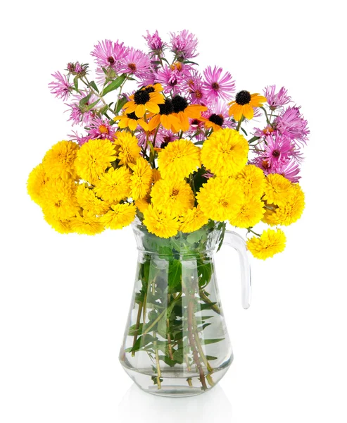 Stort gäng vita och gula höst blommor i vas — Stockfoto