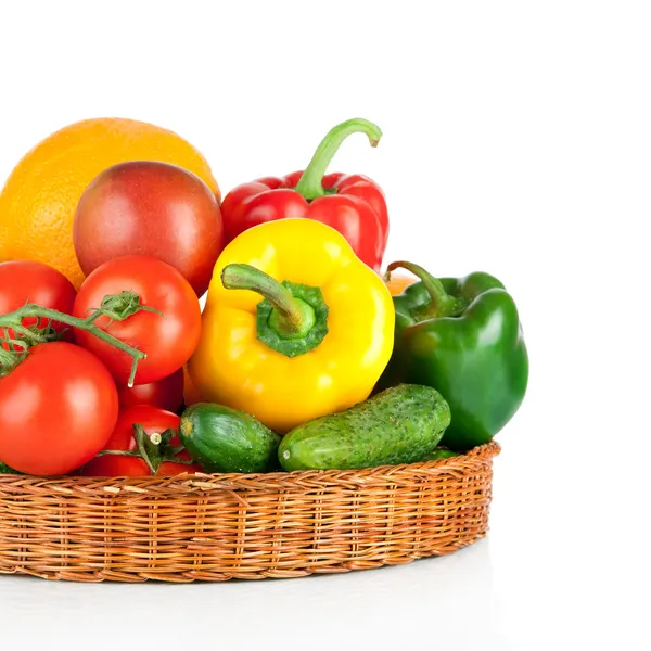 Frutta e verdura in cesto isolato su fondo bianco — Foto Stock