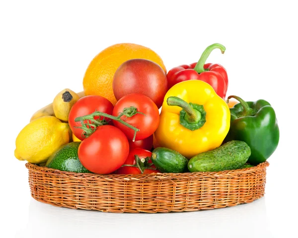 Frutas y hortalizas en cesta aisladas sobre fondo blanco —  Fotos de Stock