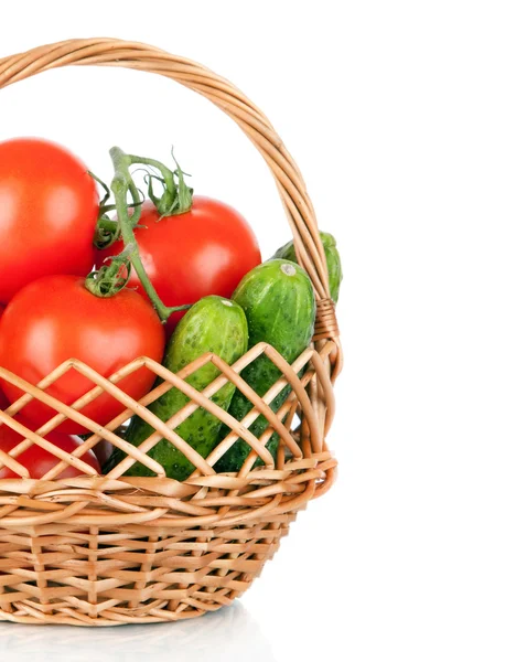 Panier de tomates et de concombres. Légumes frais isolés sur pied — Photo