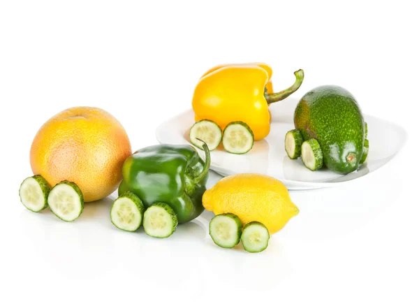 Поезд из различных фруктов и овощей на белом фоне — стоковое фото
