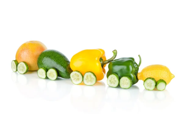 Comboio feito de várias frutas e legumes isolados em ba branco — Fotografia de Stock