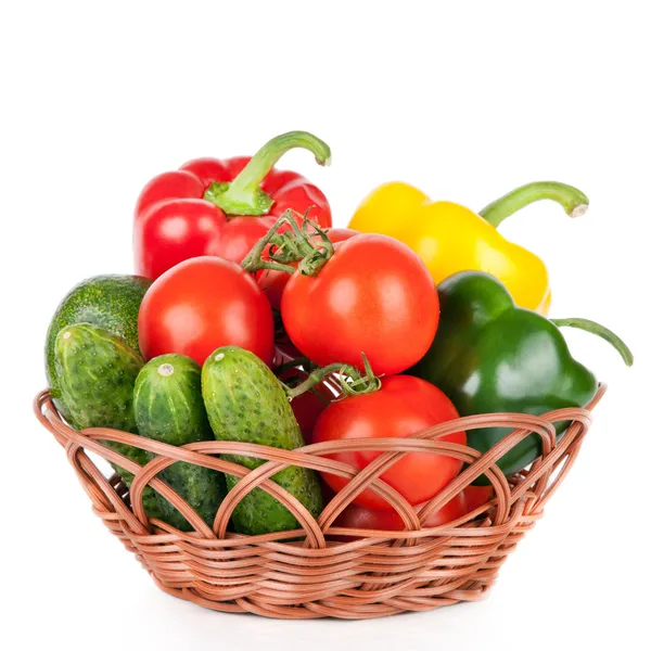 Gemüse im Korb isoliert auf weißem Hintergrund — Stockfoto