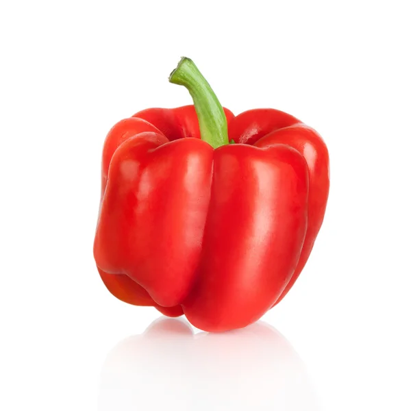 Свежий красный сладкий перец овощи изолированы на белом фоне — стоковое фото