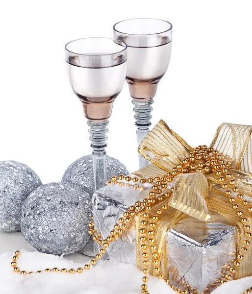 Champagne, confezione regalo, neve, giocattoli natalizi e abete — Foto Stock