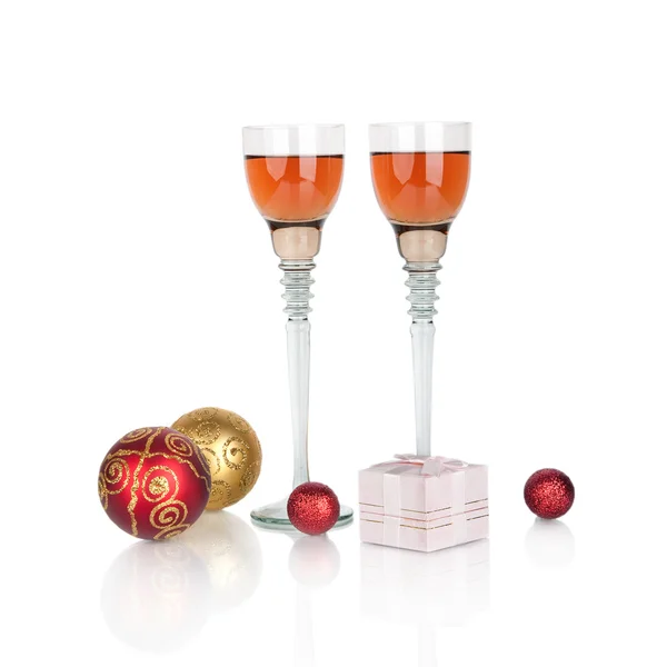 两杯香槟与圣诞球和礼物，在白色背景上孤立 — 图库照片