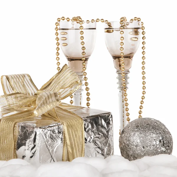 Şampanya, hediye kutusu, kar, Noel oyuncaklar ve köknar ağacı — Stok fotoğraf