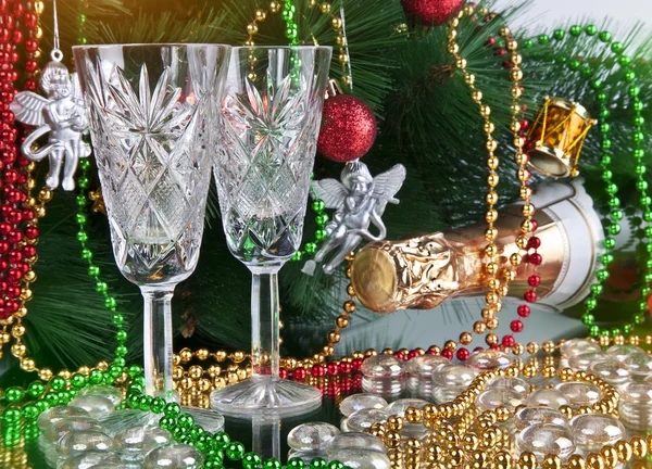 Il collage di anno nuovo con occhiali di champagne. Decorazioni e nastri su uno sfondo di colore brillante — Foto Stock