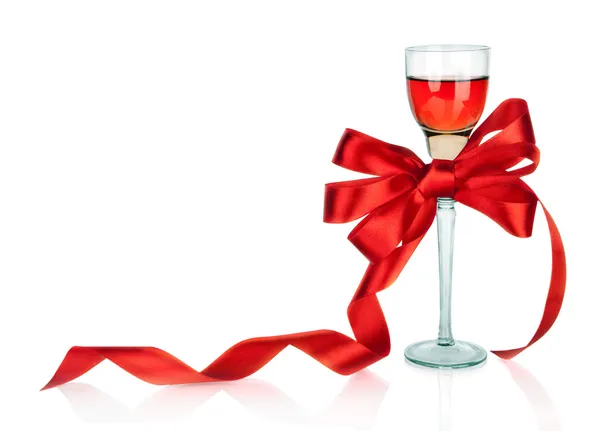 Vinho em vinho e arco de presente de cetim vermelho, isolado em branco — Fotografia de Stock