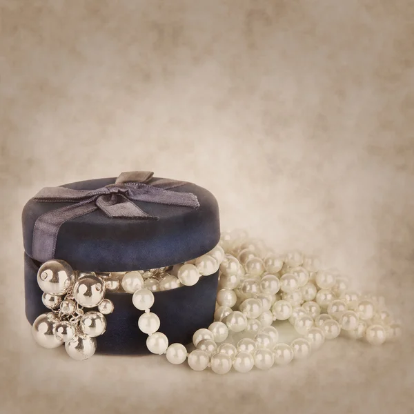 Cuentas de perlas en el ataúd ligeramente abierto. Vintage — Foto de Stock