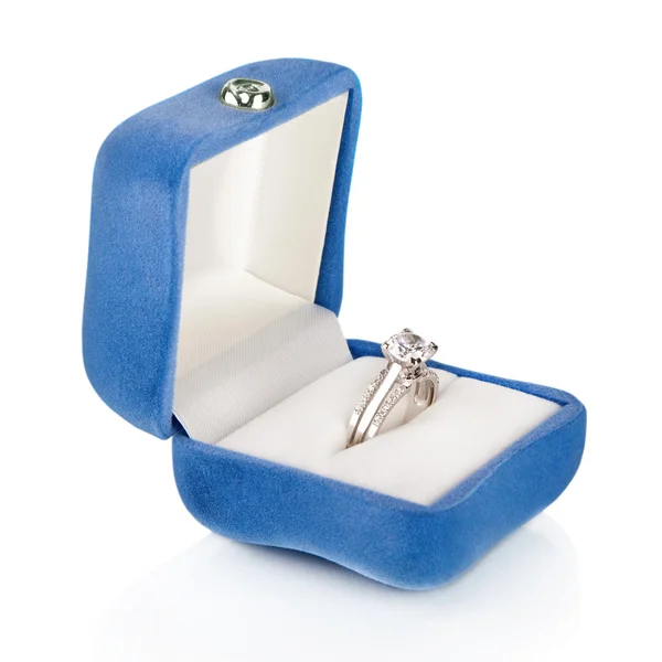 Luxo anel de casamento de diamante em caixa de seda de veludo azul usando para En Fotos De Bancos De Imagens