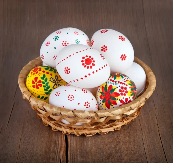 Panier de Pâques avec œufs décorés — Photo