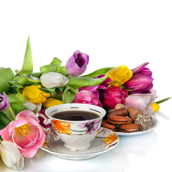 Bouquet of colorful tulips and tea cup full of tea isolated on — Stock Photo, Image