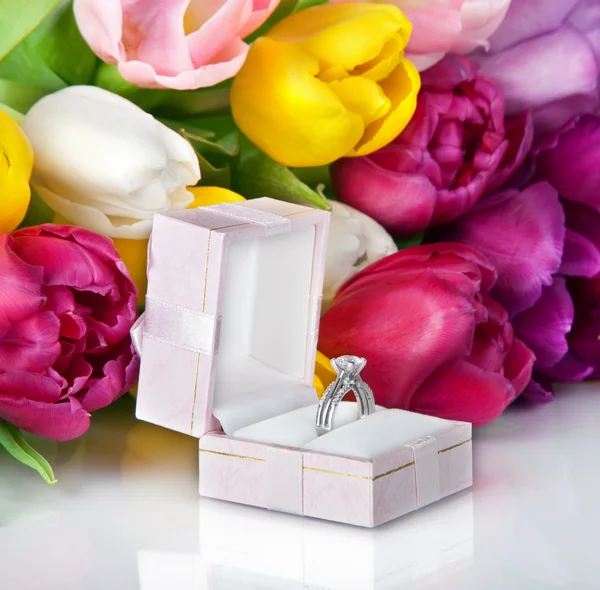 Bouquet di bei fiori di tulipani e fede nuziale — Foto Stock