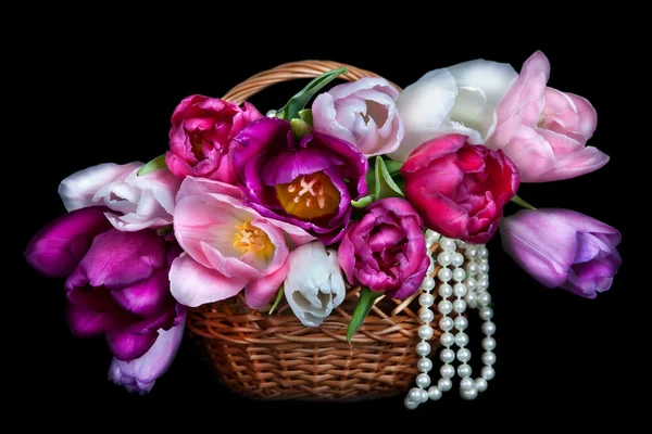 Cesta com buquês coloridos de flores de tulipas em backgro preto — Fotografia de Stock