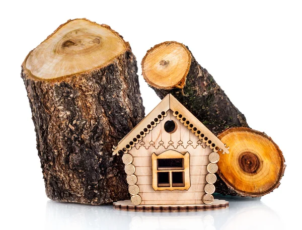 房子和堆木头的木制模型。概念 — 图库照片