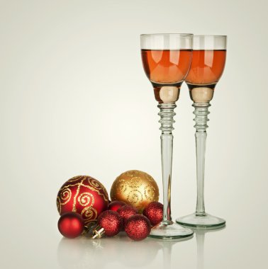 iki kadeh şampanya ile kırmızı Noel top