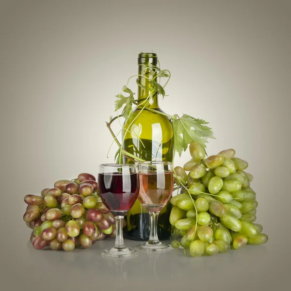 Bottle, two glass of wine and ripe grapes isolated on white back — Stock Photo, Image