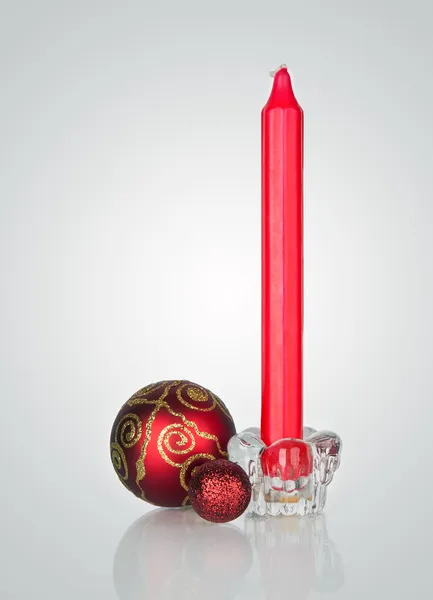 Vela de Natal vermelho e bolas — Fotografia de Stock