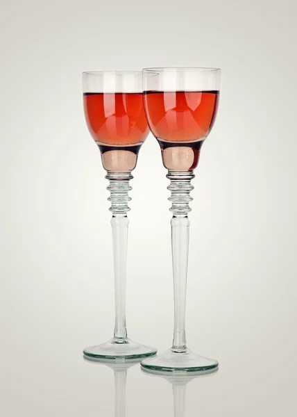 Dwie szklanki szampana z czerwoną piłkę Bożego Narodzenia — Zdjęcie stockowe