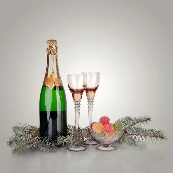 Design de cartão de ano novo com champanhe. Cena de Natal. Celebração . — Fotografia de Stock