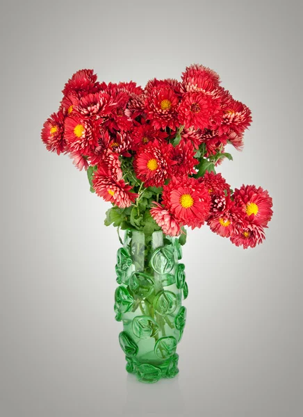 Un énorme bouquet de fleurs de chrysanthème d'automne rouge en vase vert, i — Photo