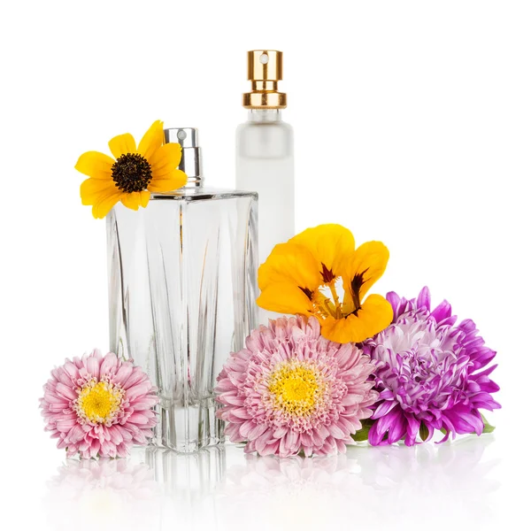 Perfume de flor de mujer en hermosa botella — Foto de Stock