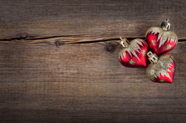 Noel kavramı (dekorasyon). kalp üzerinde rustik ahşap arka plan (doku) yakın, retro tasarımlı duvar kağıdı. Sevgililer günü