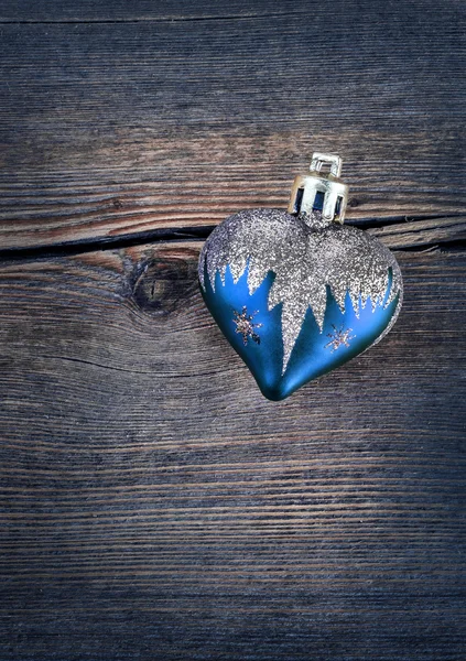 Concepto de Navidad (decoración). Corazón sobre fondo de madera rústico (textura) de cerca, fondo de pantalla estilo retro. Día de San Valentín —  Fotos de Stock