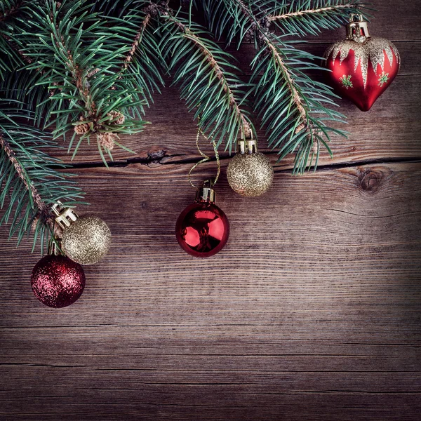 Weihnachten grüne Tanne mit Spielzeug auf einem Holzbrett. Hintergrund zum neuen Jahr — Stockfoto