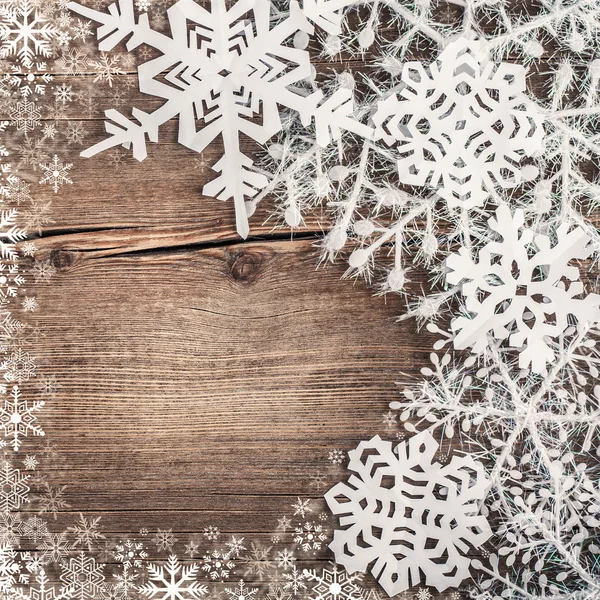 लाकडी पार्श्वभूमीवर ख्रिसमस बर्फफ्लेक्स — स्टॉक फोटो, इमेज