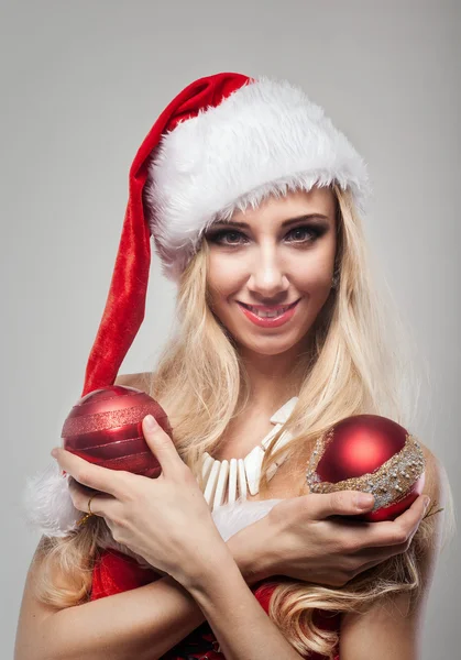 Schöne Frau im Weihnachtsmann-Kostüm — Stockfoto