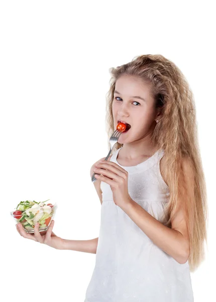 Carino bella bambina con i capelli lunghi mangiare insalata di verdure, utilizzando forchetta concetto di cibo sano — Foto Stock