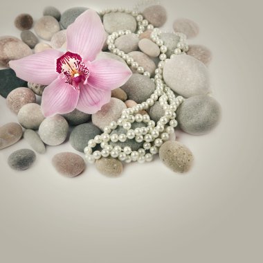 Spa taşları, pembe orkide çiçek ve inciler