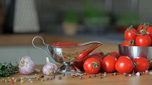 Ketchup Vegetariano Salsiera Fondo Nero Pomodori Freschi Aglio Pepe Spezie — Foto Stock