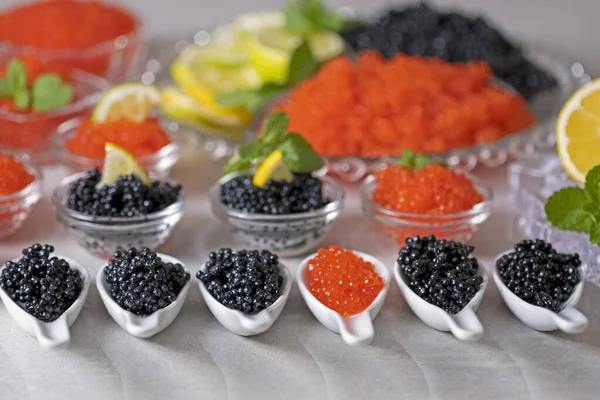 Muitos Caviar Vermelho Preto Pratos Tigela Vidro Colheres Brancas Com Imagem De Stock