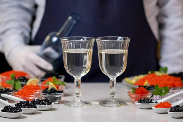 Kellner Gießt Champagner Oder Weißwein Aus Einer Flasche Gläser Buffettisch lizenzfreie Stockfotos