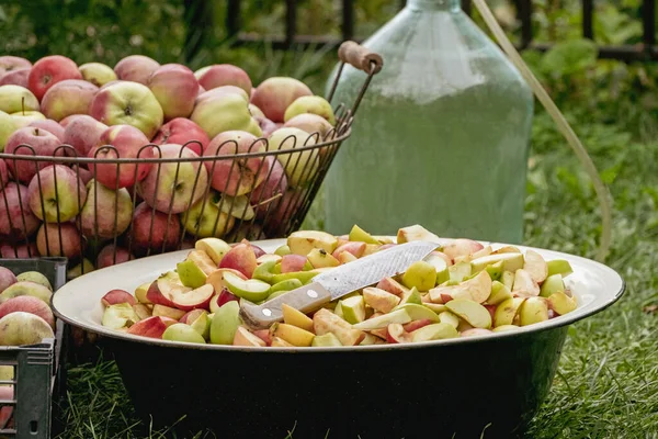 Cortar Montón Manzanas Pedazos Jardín Cosecha Manzana Roja Fresca Cortar — Foto de Stock