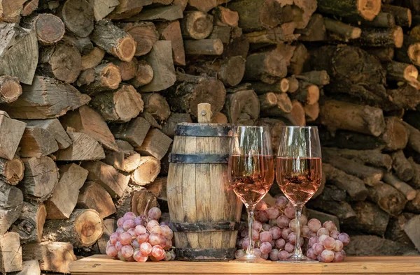 Vino Rosato Nel Bicchiere Vino Uva Matura Sul Tavolo Legno — Foto Stock
