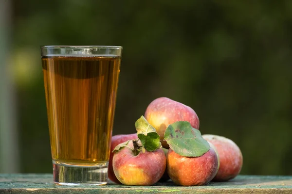 Apfelsaft Einem Glas Mit Frischen Reifen Äpfeln Auf Einem Holztisch — Stockfoto