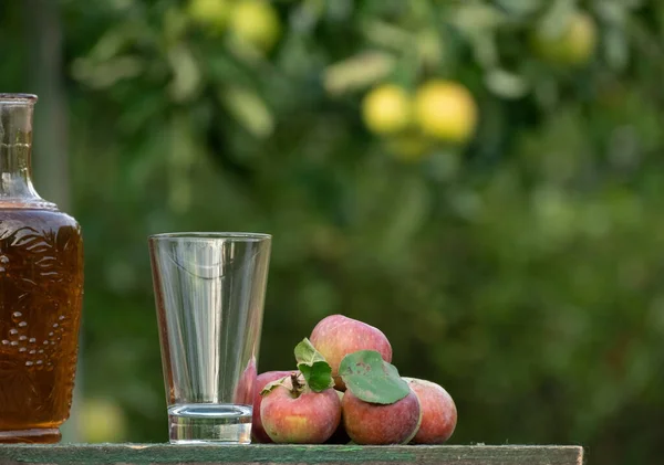 Apfelsaft Einem Glas Mit Frischen Reifen Äpfeln Auf Einem Holztisch — Stockfoto